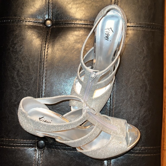 Glitter heels… silver casual to fancy - Picture 8 of 8